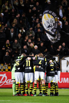 AIK-spelarna samlas innan avspark i fotbollsmatchen i