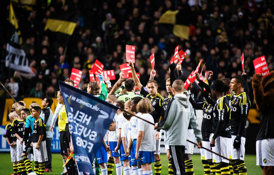 Spelare i båda lagen deltar i en manifestation mot rasism,