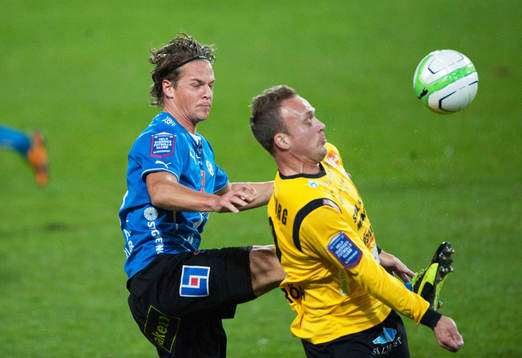 Halmstads Fredrik Liverstam och Mjällbys Marcus Ekenberg i