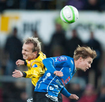 Halmstads Johan Blomberg och Mjällbys Craig Henderson i