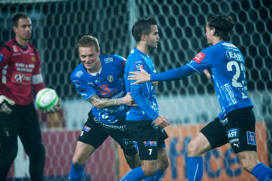 Halmstads Kristinn Steindorsson har gjort 1-0 på straff i