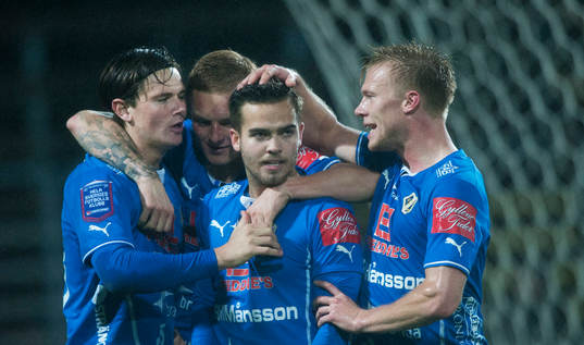 Halmstads Kristinn Steindorsson har gjort 1-0 på straff