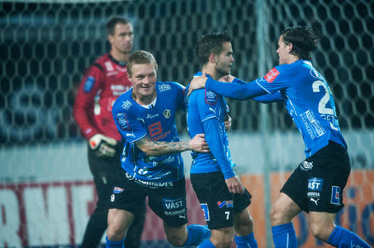 Halmstads Kristinn Steindorsson har gjort 1-0 på straff