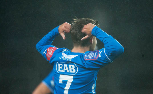 Halmstads Kristinn Steindorsson har gjort 1-0 på straff