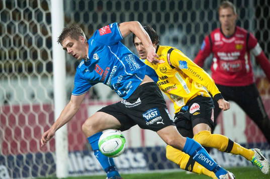 Halmstads Mikael Boman jagas av Mjällbys Daniel Ivanovski i