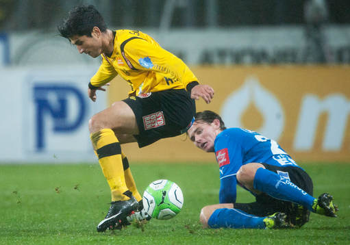 Mjällbys Mahmut Özen och Halmstads Marcus Antonsson i