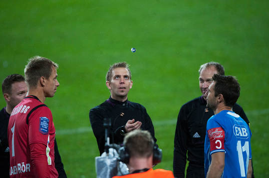 Domaren Johan Hamlin utför slantsingling mellan