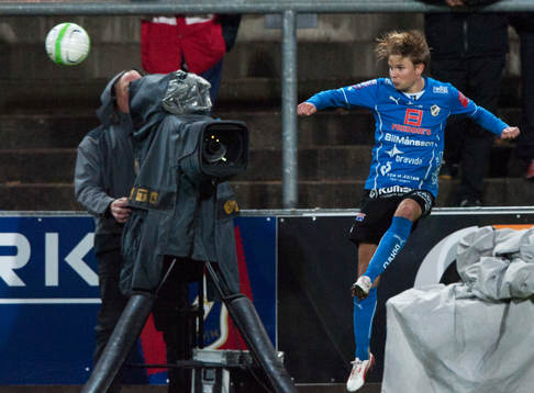 Halmstads Johan Blomberg nickar bollen framför en