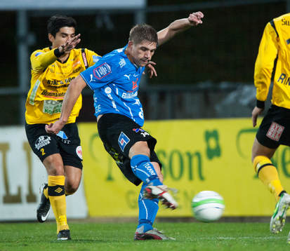 Halmstads Mikael Boman får fin träff på bollen i