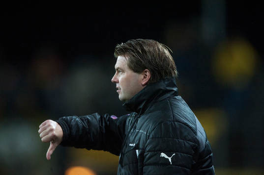 Halmstads tränare Jens Gustafsson gör tummen ner i