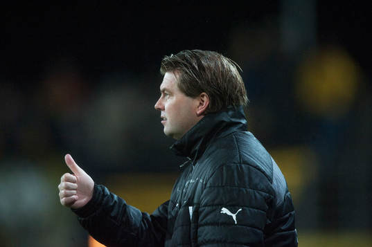 Halmstads tränare Jens Gustafsson gör tummen upp i