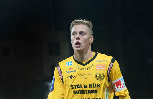 Mjällbys Mattias Håkansson med Tipselit-bindel i