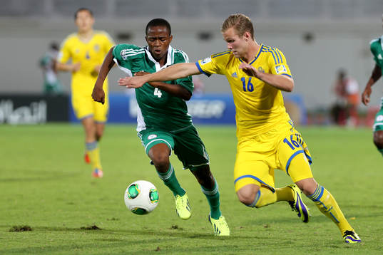 Sveriges Gustav Engvall jagas av Nigerias Akinjide Idowu