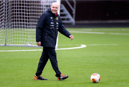 Elfsborgs tränare Klas Ingesson med en boll