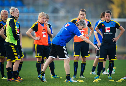 Förbundskapten Pia Sundhage ger instruktioner till spelare