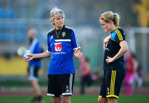Förbundskapten Pia Sundhage pratar med Marie Hammarström