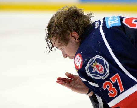 Södertäljes målvakt Niklas Lundström fick en smäll