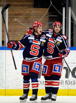 Södertäljes Jonas Engström och Mario Trabucco jublar