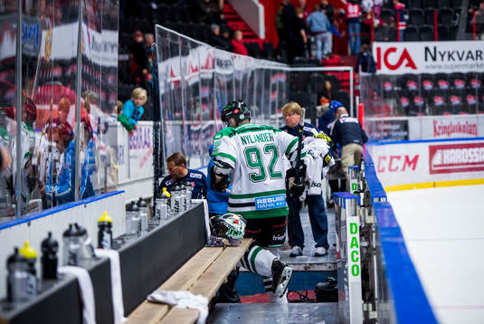 Rögles Michael Nylander lämnar isen snabbt