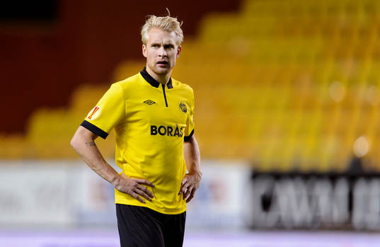 Elfsborgs Johan Larsson står med händerna i sidan