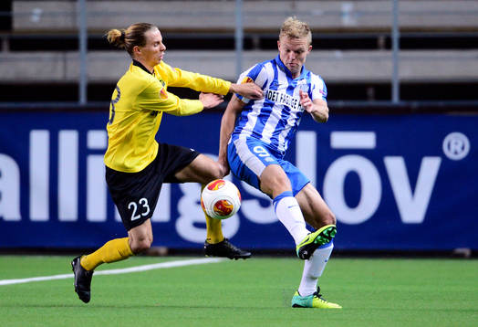 Elfsborgs Niklas Hult och Esbjergs Mick Van Buren