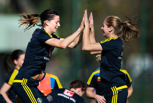 Lotta Schelin och Emmelie Konradsson hoppar och klappar