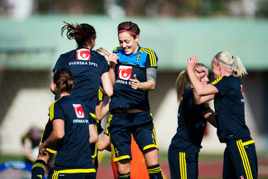 Lotta Schelin och Therese Sjögran hoppar mot varandra