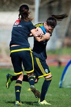 Lotta Schelin och Olivia Schough skojar med varandra