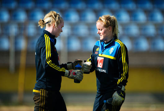 Målvakterna Hedvig Lindahl och Kristin Hammarström peppar
