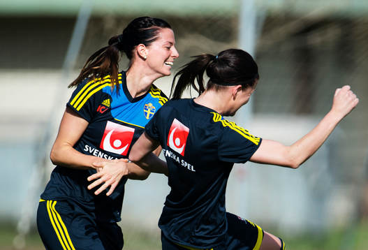 Lotta Schelin och Olivia Schough skojar med varandra