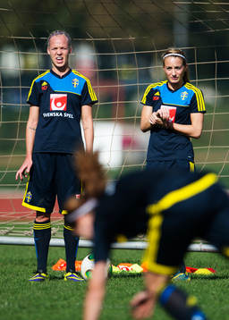 Caroline Seger och Kosovare Asllani ser en spelare falla