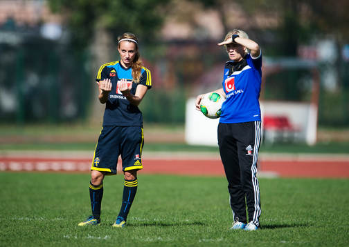 Kosovare Asllani och assisterande förbundskapten Lilie