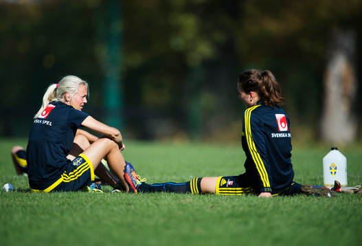 Josefine Öqvist och Antonia Göransson i samtal
