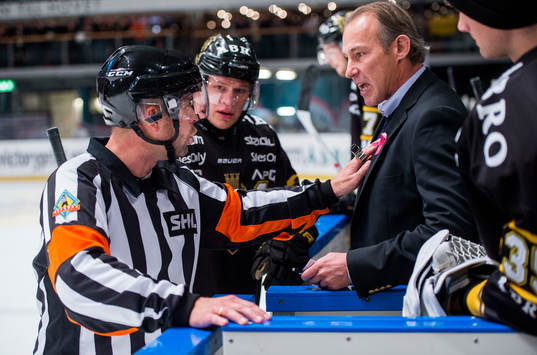 s tränare Rikard Franzén är förbannad på domaren