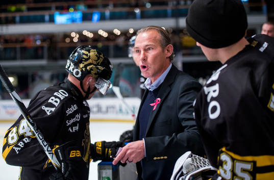 s tränare Rikard Franzén är förbannad på domaren