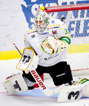 Björklövens målvakt Andrew Raycroft räddar men pucken