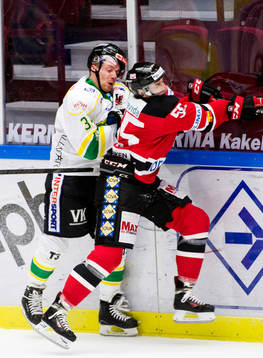 Malmös Teemu Kesä tacklar Björklövens Alexander