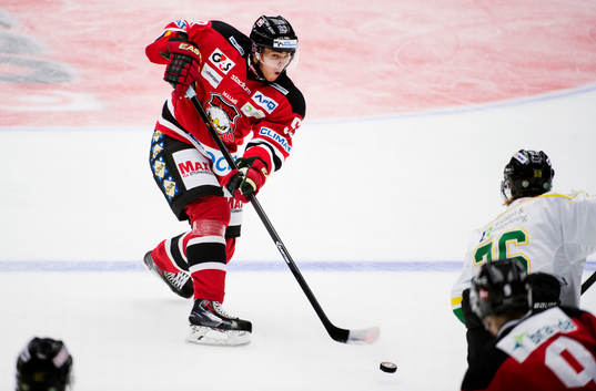 Malmös Emil Djuse skjuter ett skott