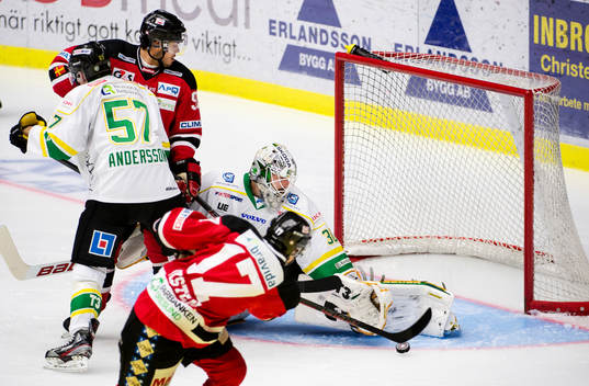 Malmös Daniel Viksten skjuter men Björklövens målvakt