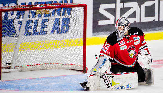 Malmös målvakt Axel Brage ser pucken i mål bakom sig