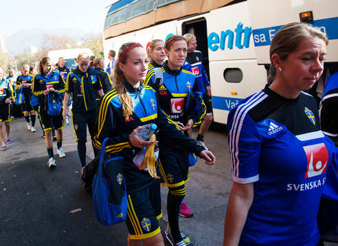 Kosovare Asllani och Therese Sjögran anländer med sina