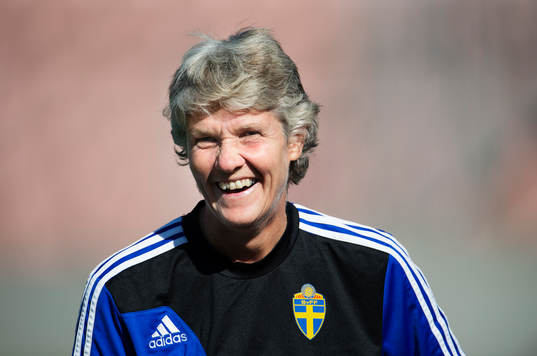 Förbundskapten Pia Sundhage skrattar