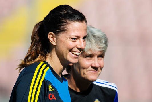 Lotta Schelin och förbundskapten Pia Sundhage skrattar