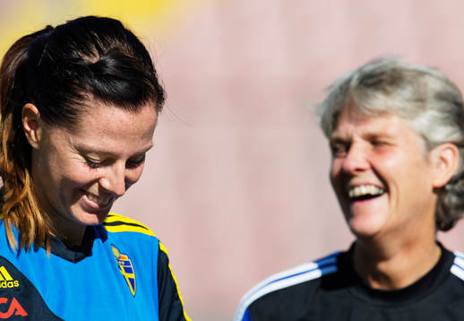 Lotta Schelin och förbundskapten Pia Sundhage skrattar