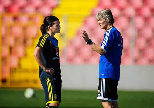 Hanna Folkesson i samtal med förbundskapten Pia Sundhage