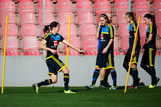 Lisa Dahlkvist, Emmelie Konradsson och Olivia Schough ser