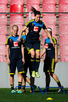 Lotta Schelin hoppar
