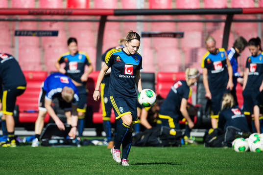 Elin Rubensson jonglerar med bollen