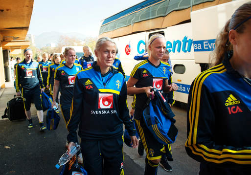 Josefine Öqvist och Caroline Seger anländer med sina