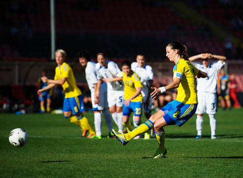 Sveriges Lotta Schelin skjuter in 0-1 på straff
